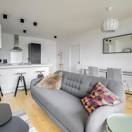 Modern 2 Bedroom With Pool And Gym Apartment *